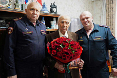 Столичные росгвардейцы поздравили с днём рождения  труженика тыла и ветерана службы 